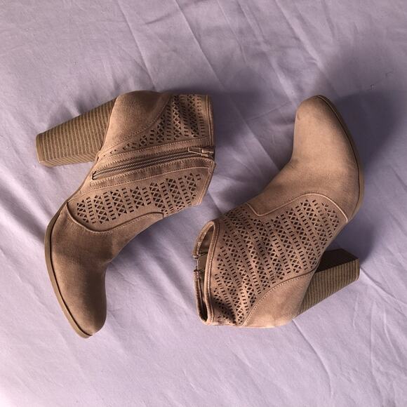 Me Too Women’s 11 Ankle Booties Tan Faux Suede Block Heel Cutout Zip Casual Boho - Picture 5 of 11